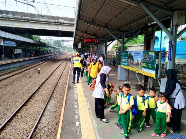 Kegiatan Kunjugan Kereta Api Jurang Mangu TK Islam Insan Mulia