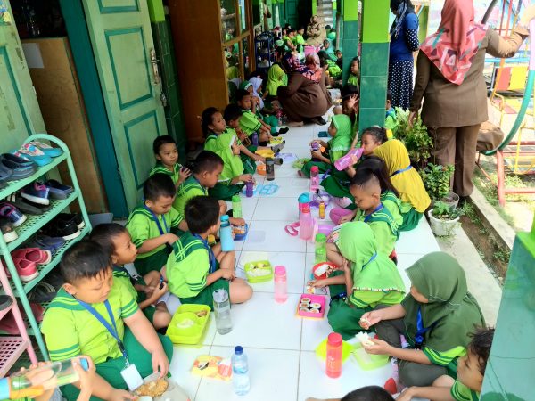 Kegiatan Makan Sehat Bulanan TK Islam Insan Mulia